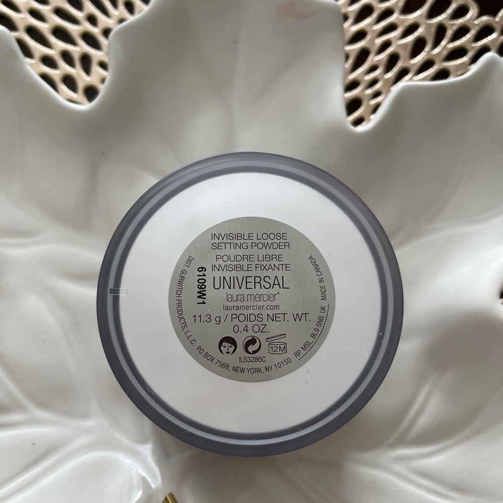 Laura Mercier - Invisible Loose Setting Powder - Picture 4 of 5